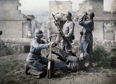 Een Franse sectie mitrailleurs heeft positie ingenomen in de ruïnes tijdens de slag om de Aisne, Frankrijk, 1917 door Fernand Cuville